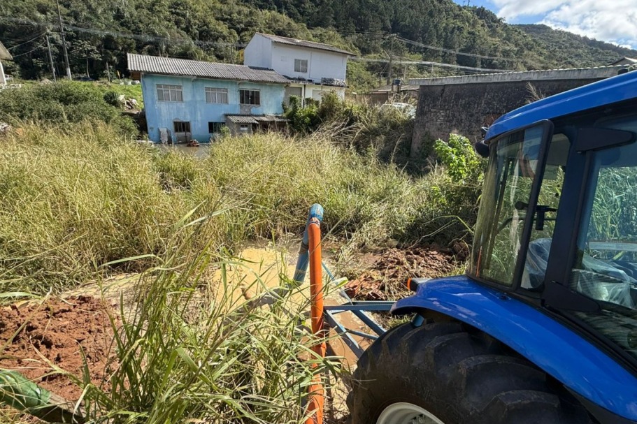 Falha na drenagem deixa casas alagadas em bairro de Imbituba
