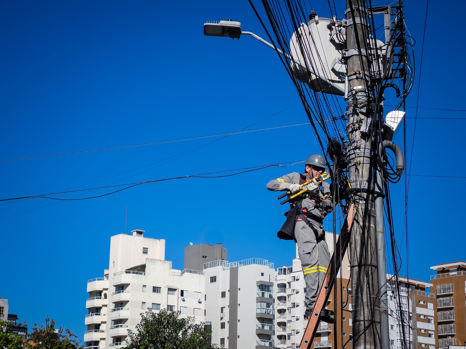 Florianópolis retira 6 km de fios abandonados na região continental