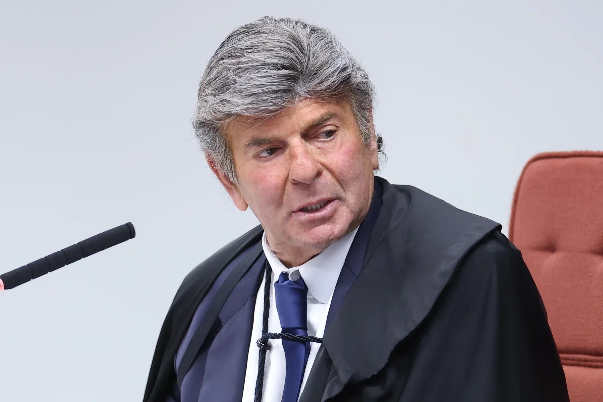 Fux suspende decisão de Dino e reacende disputa sobre posts