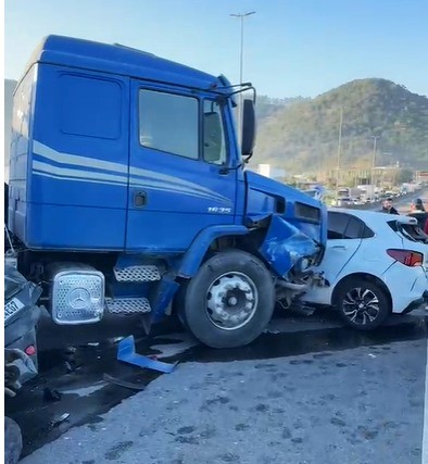 Grave acidente provoca bloqueio e fila nesta manhã de quarta-feira na BR-101 em Penha