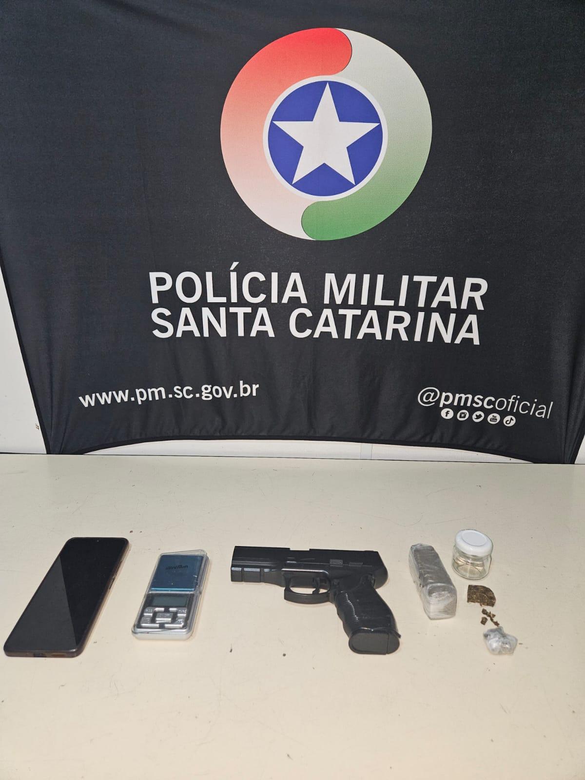 Homem é preso com 63 gramas de maconha, balança e simulacro em Blumenau