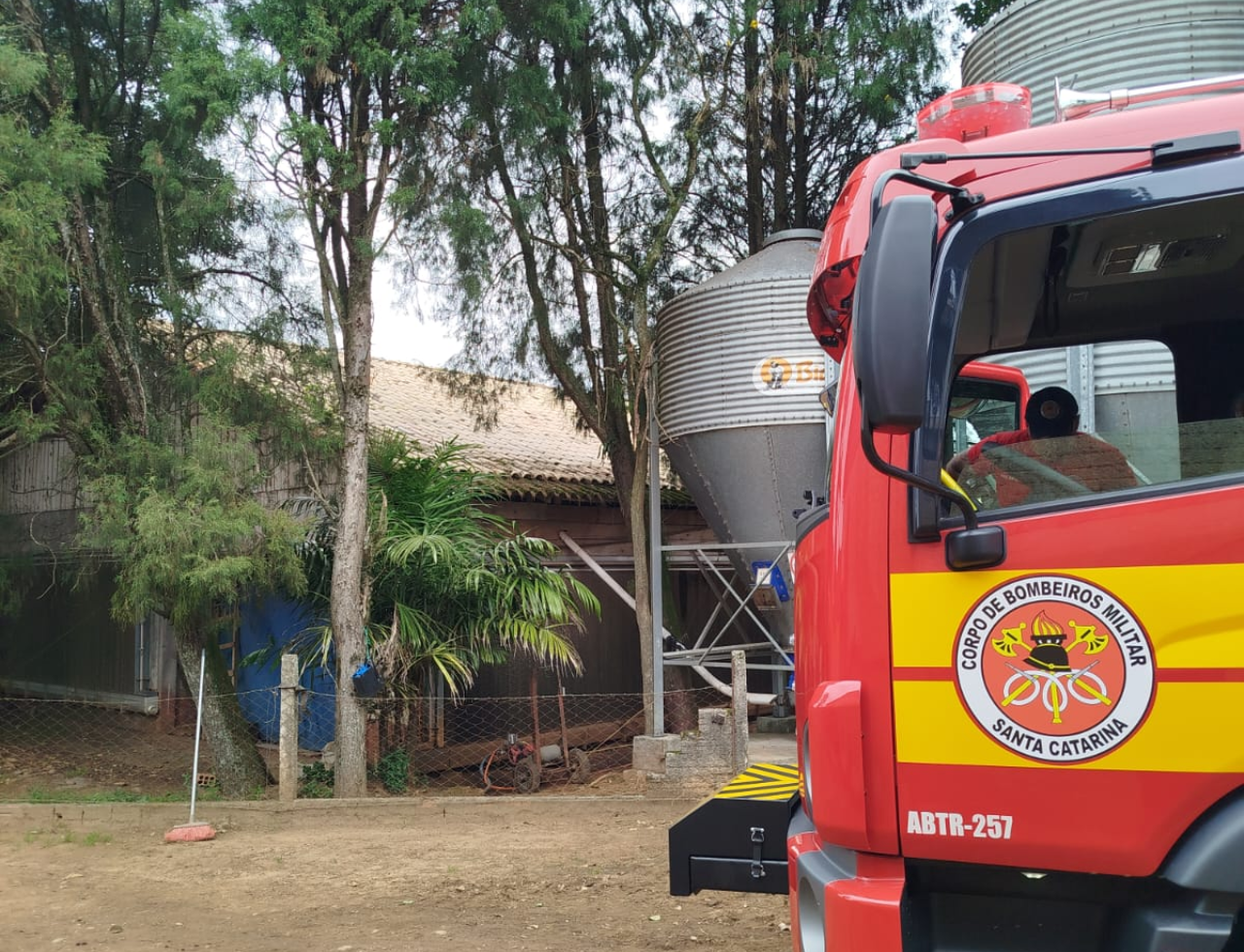 Incêndio atinge granja de frangos e mobiliza Bombeiros em Turvo