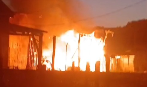 Incêndio destrói casa, mas Bombeiros evitam fogo em galpão em Imbituba