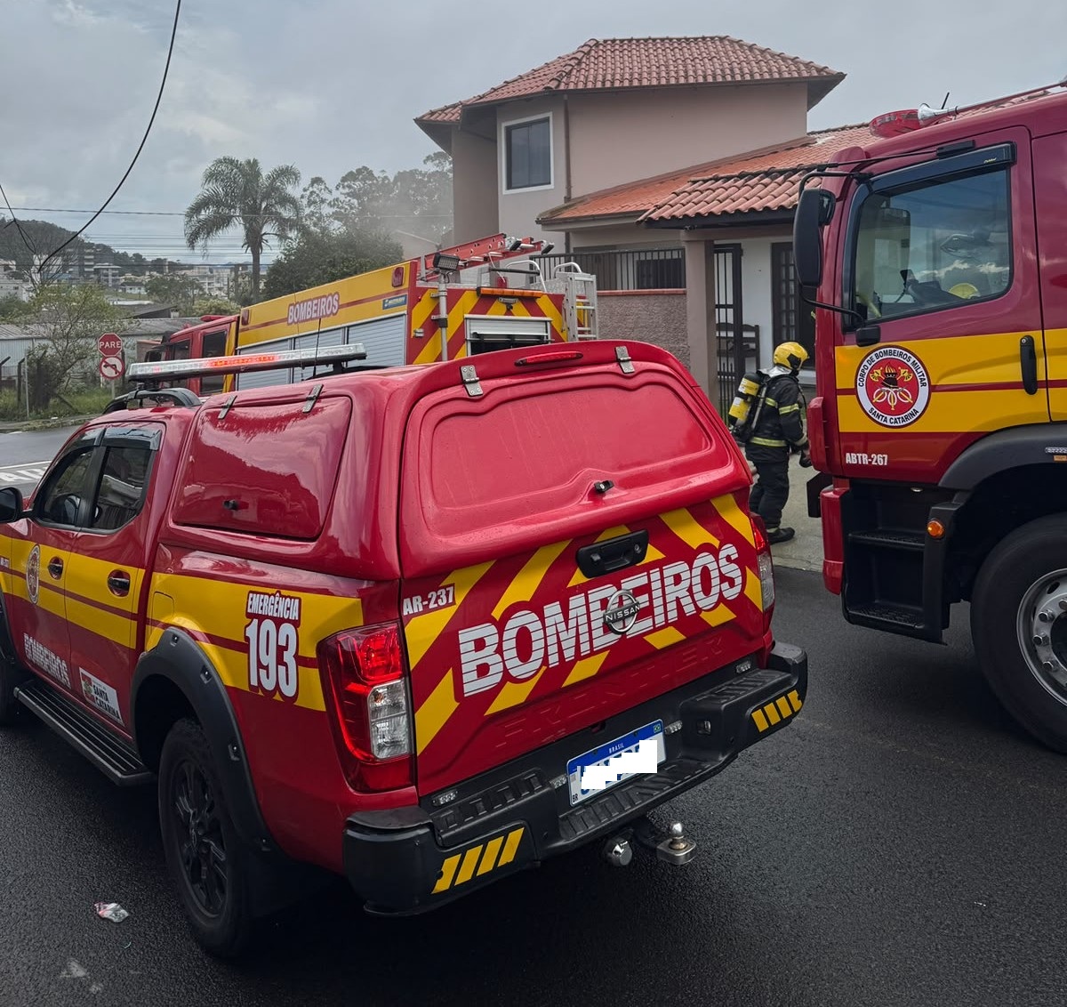 Incêndio em residência deixa casal de idosos com sintomas por inalação de fumaça em São José