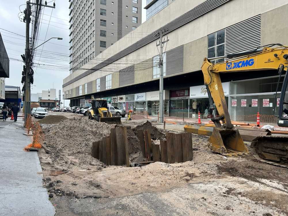 Macrodrenagem avança e muda trânsito em São José; veja onde