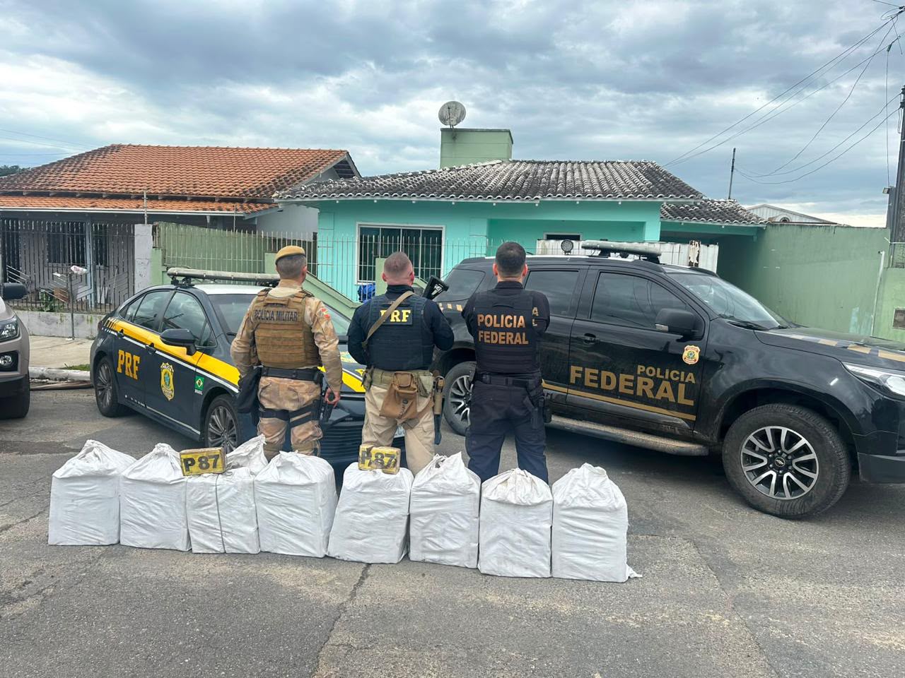 Mais de 230 quilos de cocaína são apreendidos embaixo de piso de residência em Itajaí