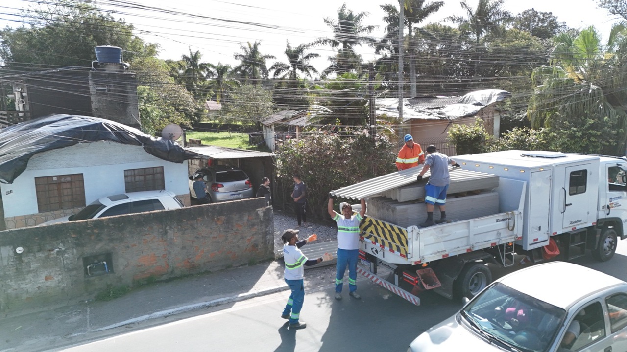 Mais de 50 mil telhas foram entregues em Florianópolis após granizo e atendimento segue neste sábado
