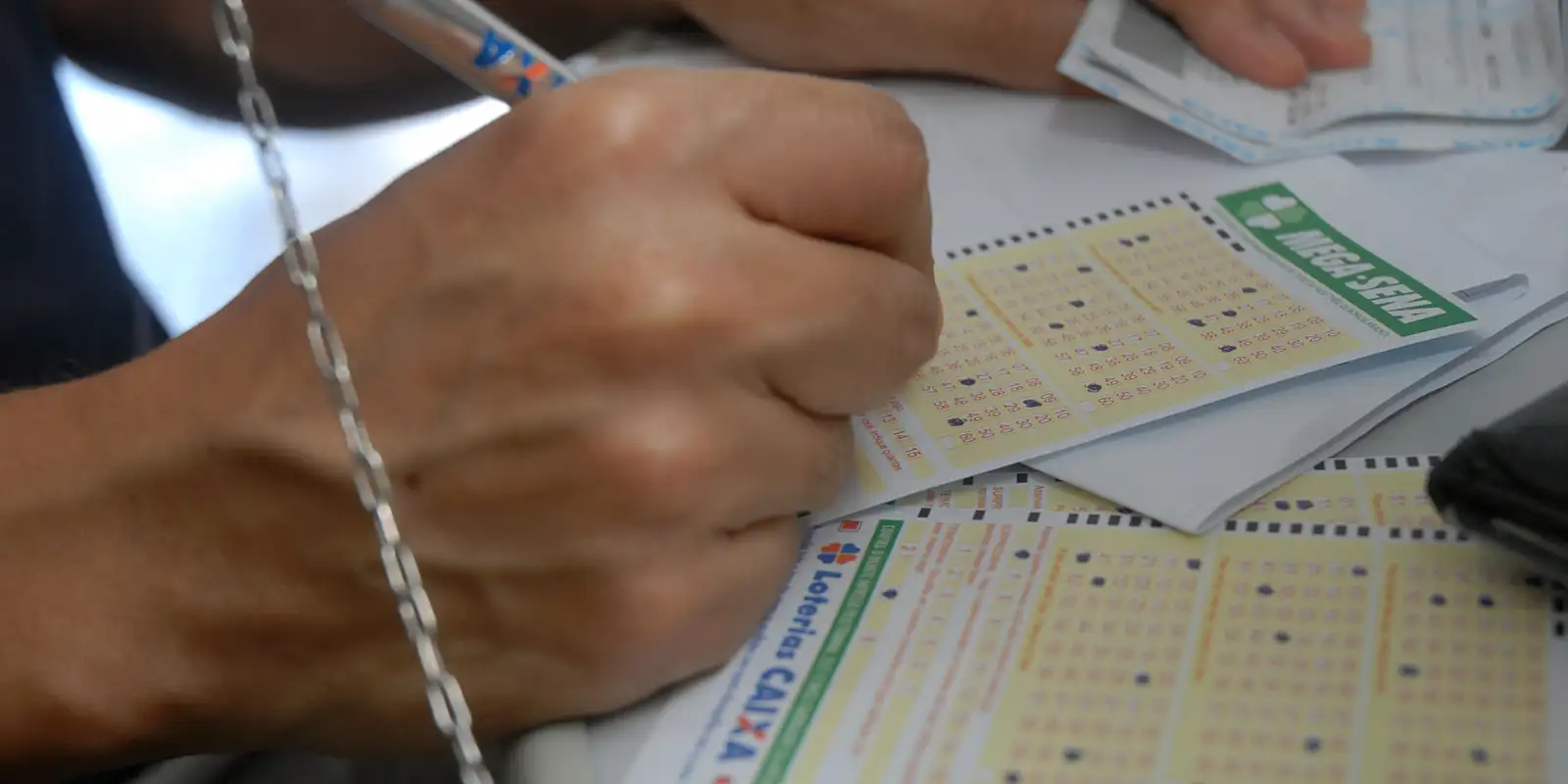 Mega-Sena acumula e prêmio principal vai a R$ 76 milhões