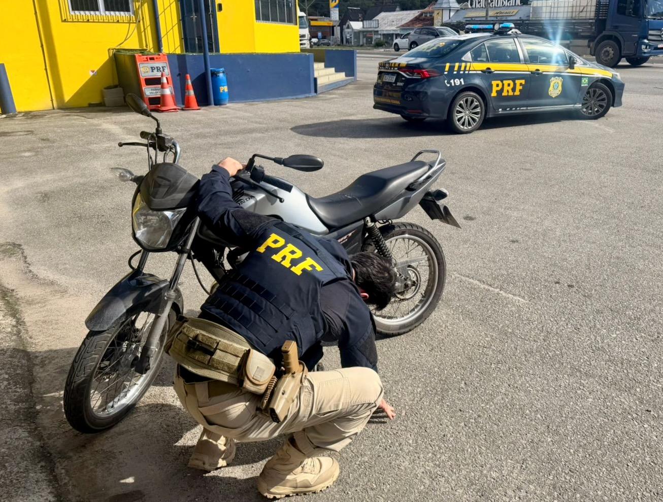 Moto furtada há quatro dias é recuperada na BR-101 em Itapema