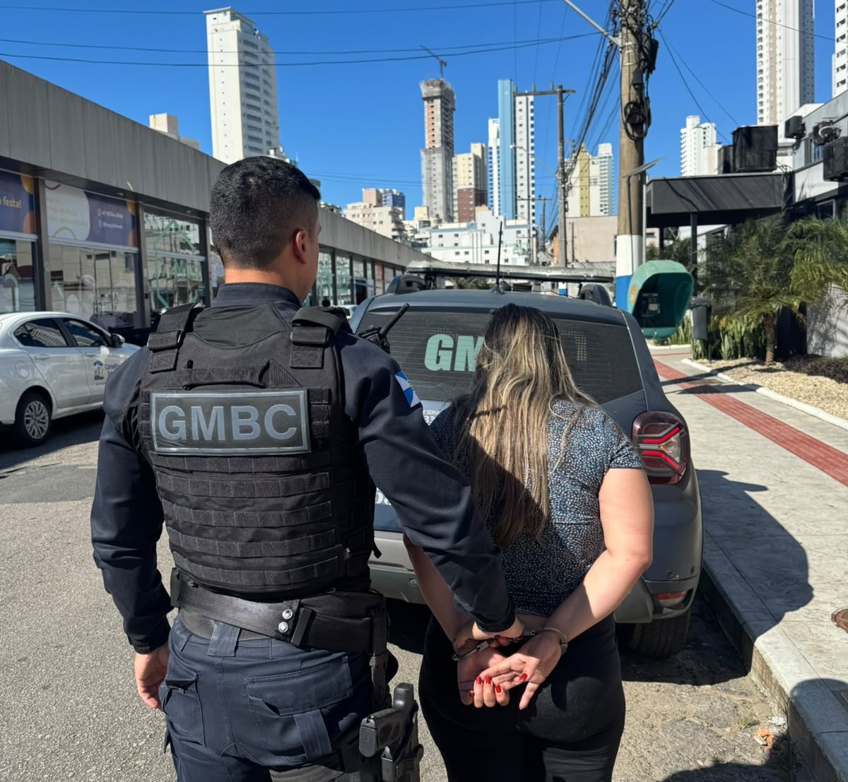 Mulher é presa após agredir pessoas em via pública em Balneário Camboriú