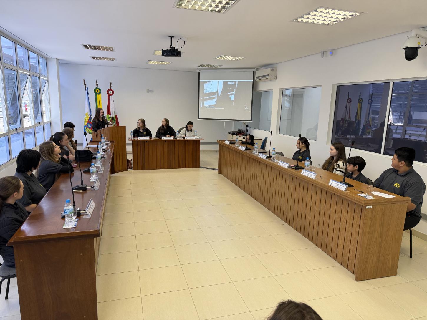 Parlamento Jovem de Timbó visita Secretaria Municipal de Educação 