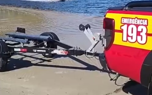 Pescador é resgatado após cair no mar em Palhoça