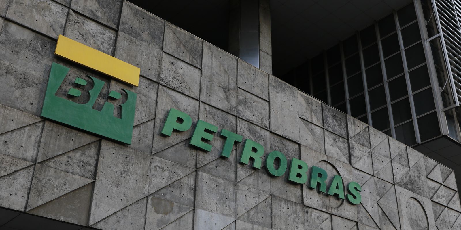 Petrobras batiza primeiro navio operado por tripulação feminina