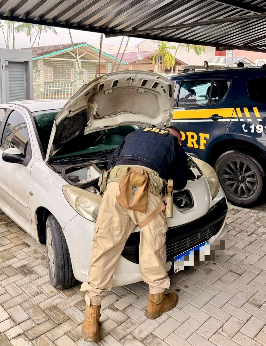 PRF recupera carro furtado em BC na BR-101 em Porto Belo