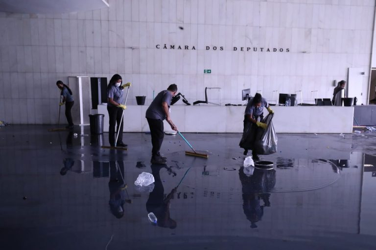 Projeto de lei propõe contratos públicos com 30% das vagas para mulheres