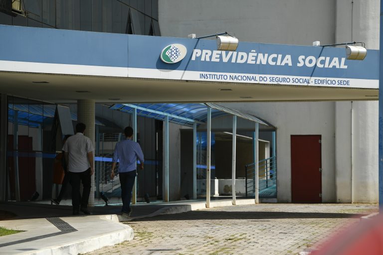 Projeto na Câmara prevê ligações gratuitas para centrais do INSS e eSocial