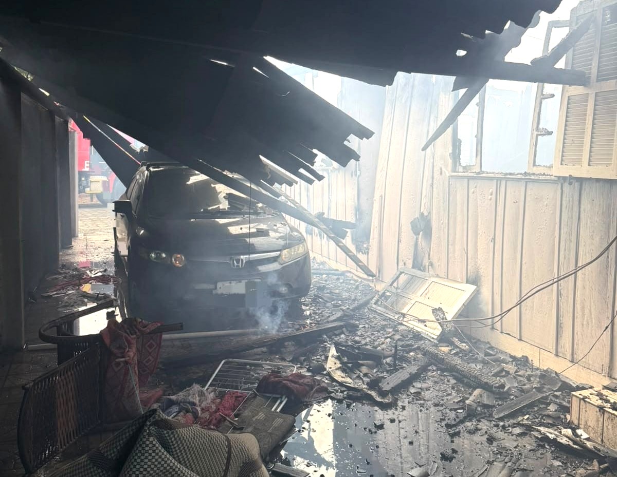 Residência é destruída por incêndio provocado por mulher em Laguna