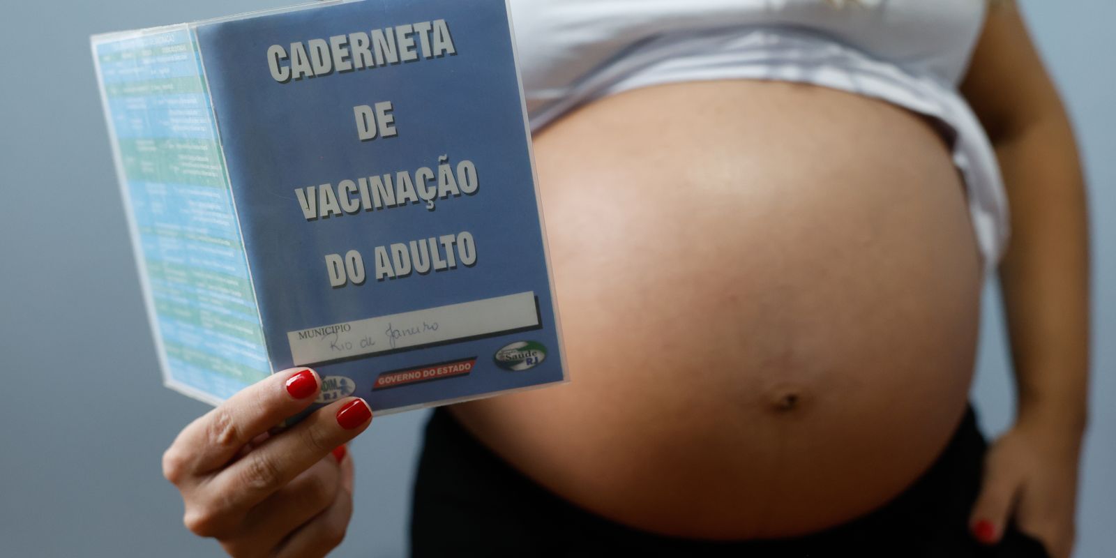 Baixa adesão à vacinação de gestantes gera alertas sobre riscos no país