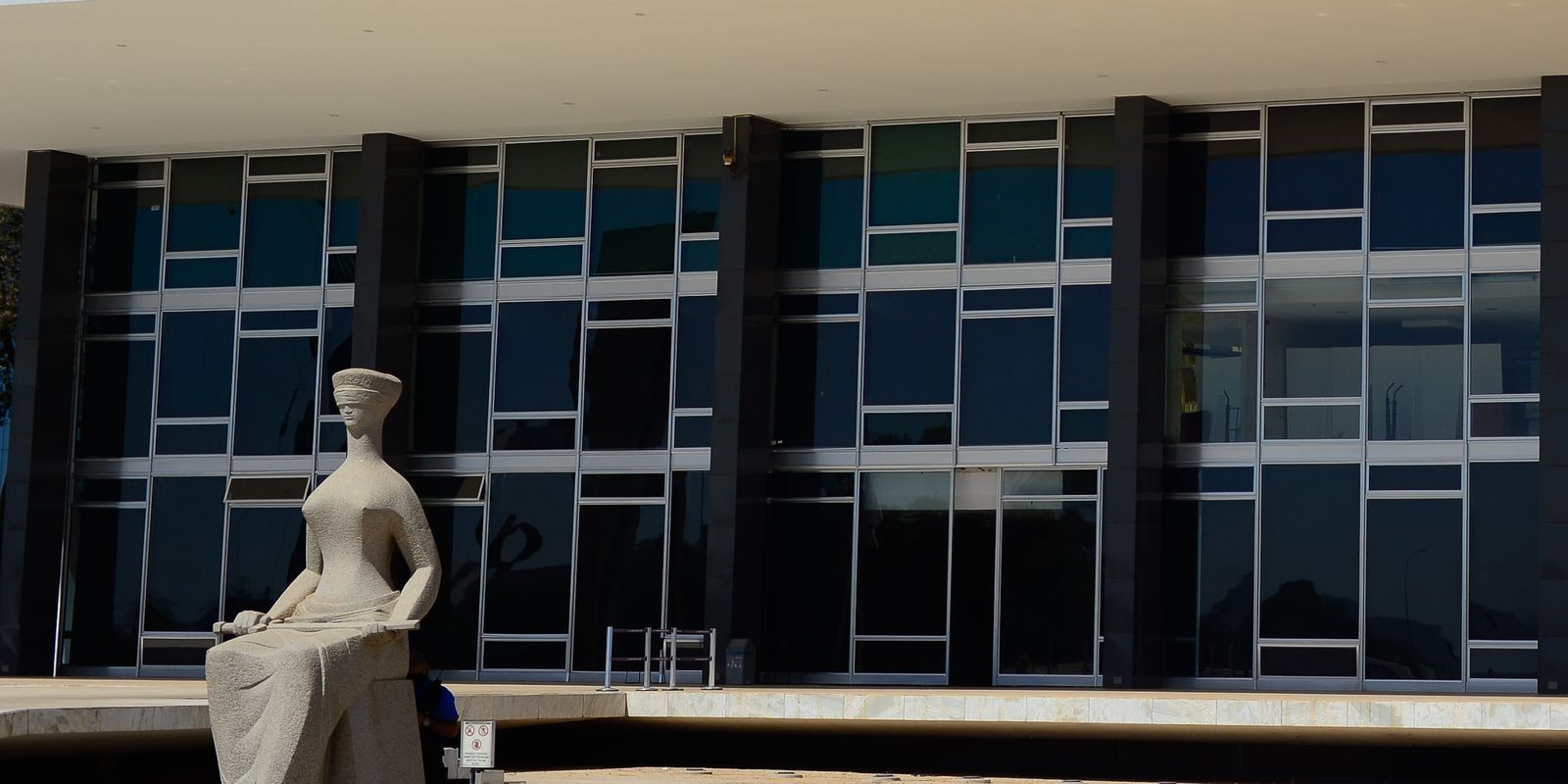 STF forma maioria para manter afastamento do diretor-geral da PF