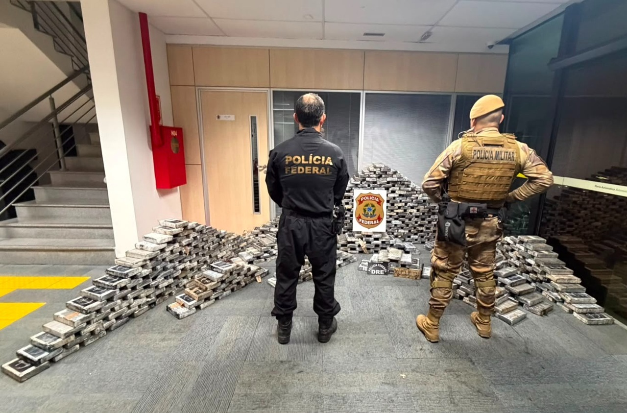 Segundo depósito embaixo de piso de residência é localizado com mais de 720kg de drogas em Itajaí
