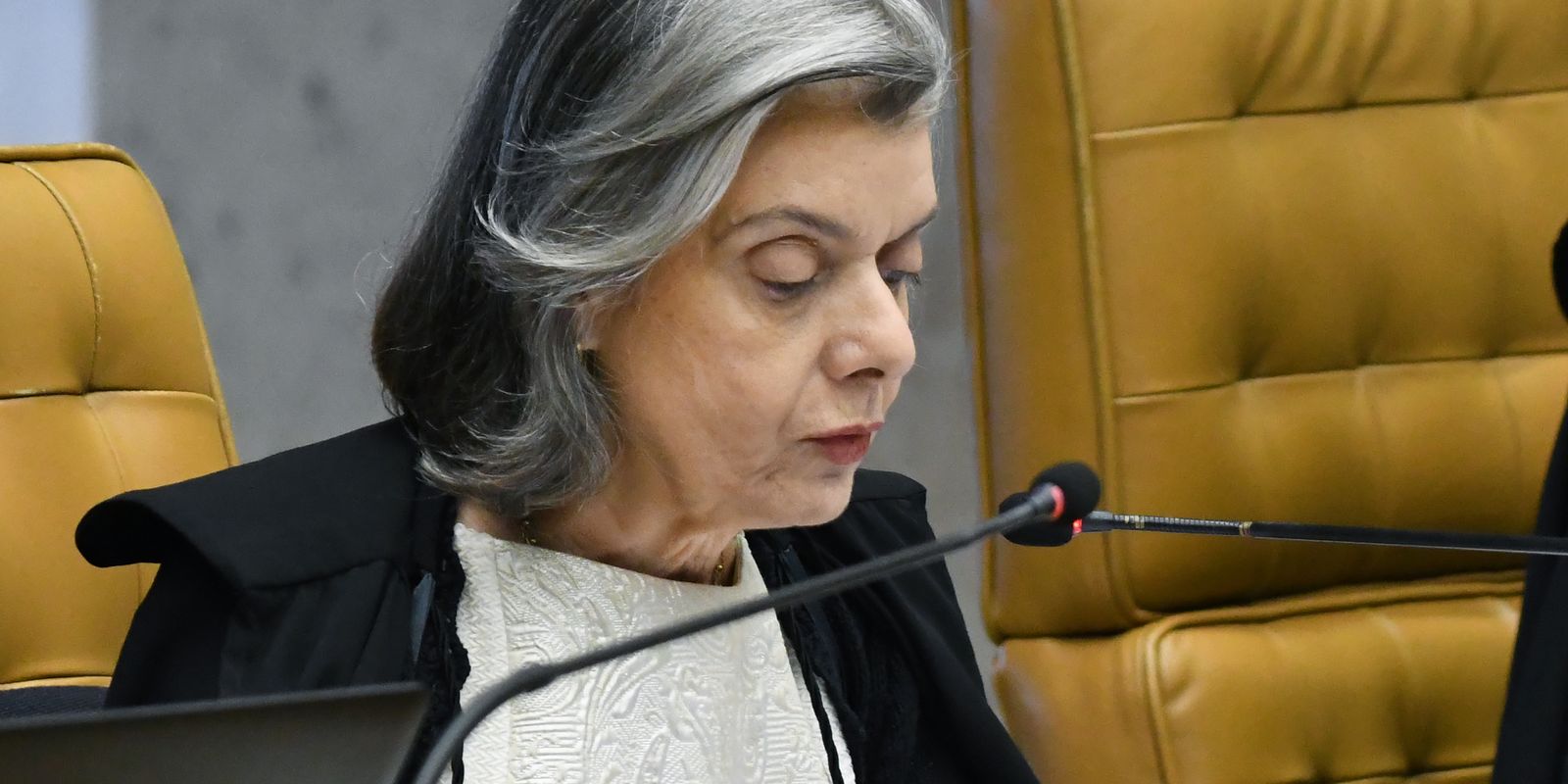 Cármen Lúcia aponta crise institucional e mal-estar cívico gerado pelo STF
