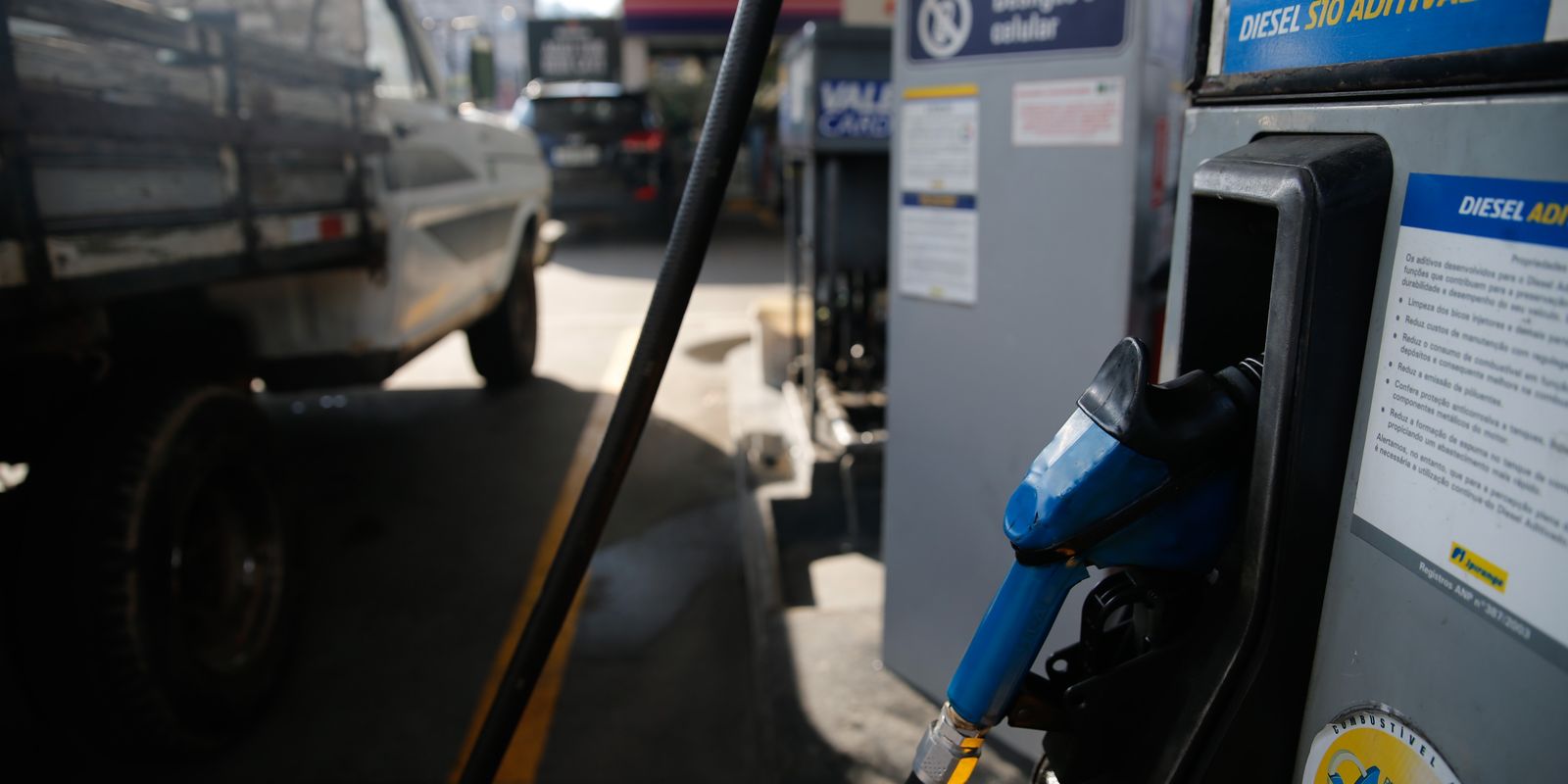 Governo amplia subsídio aos combustíveis após forte alta do petróleo no mercado