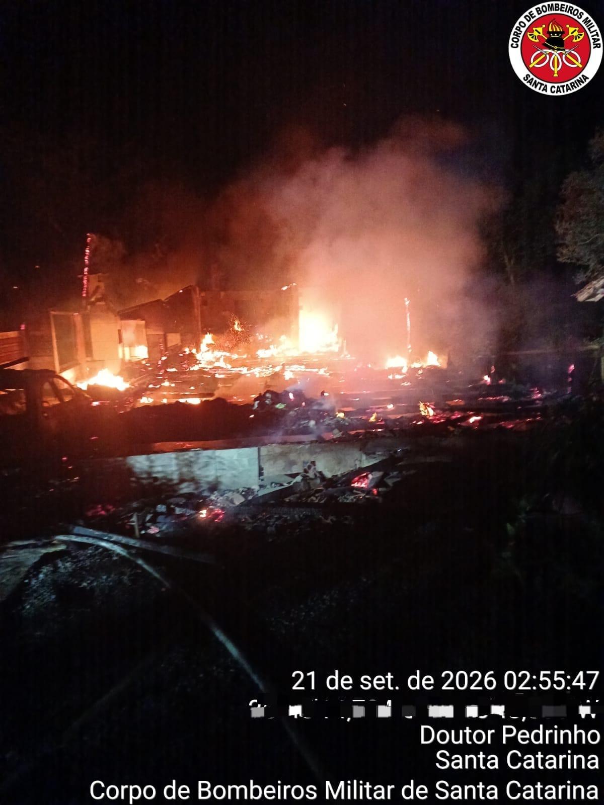 Tragédia em Doutor Pedrinho: casal morre após incêndio destruir residência durante a madrugada
