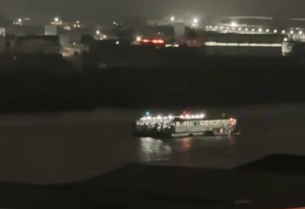 Tronco atinge hélice de ferry boat e provoca pane durante travessia entre Navegantes e Itajaí