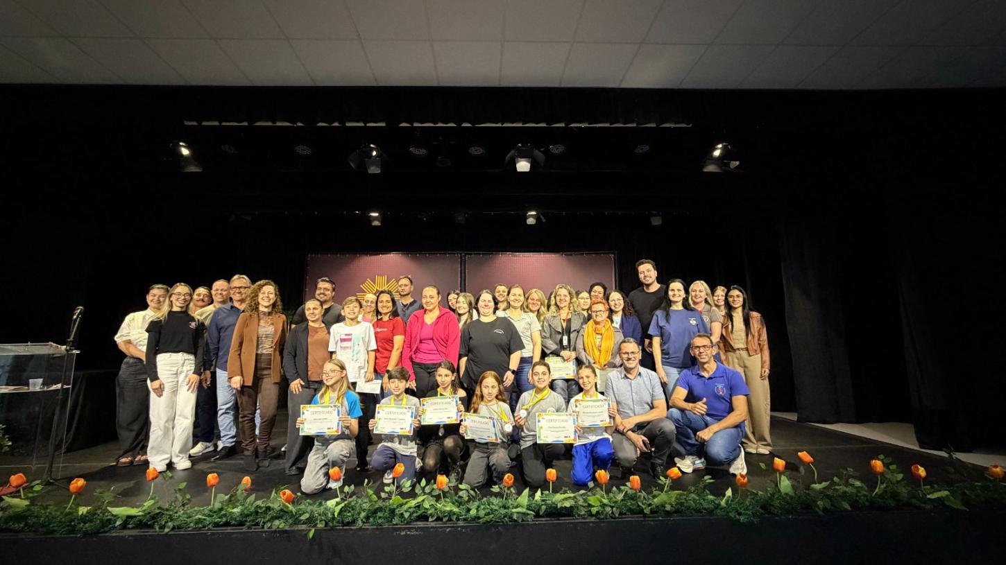 Vencedores da etapa municipal dos Concursos de Poesias e Desenhos do Vale Europeu são premiados em Indaial