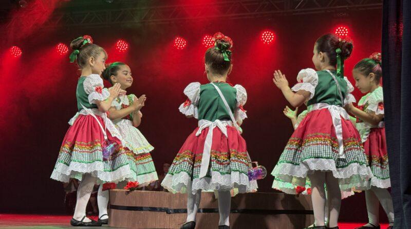 30º Festival Escolar de Dança de Gaspar premia destaques e homenageia bailarino Daran Pereira Ferreira 