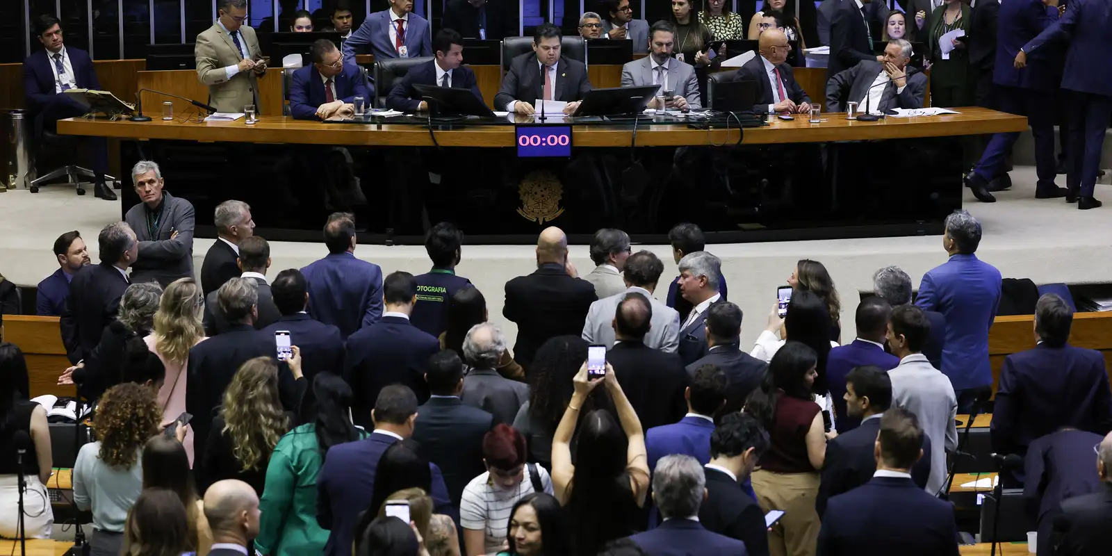 Senado marca votação da PEC pelo fim da escala 6x1 para quarta-feira
