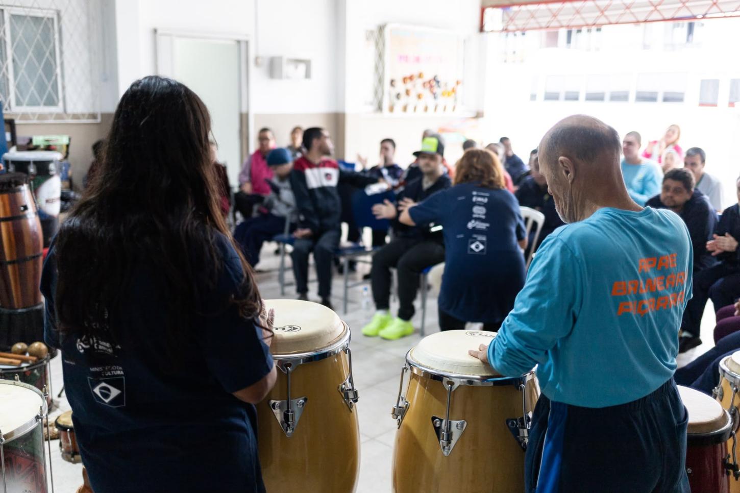 Alunos da APAE de Balneário Piçarras participam de oficina de percussão afro-brasileira