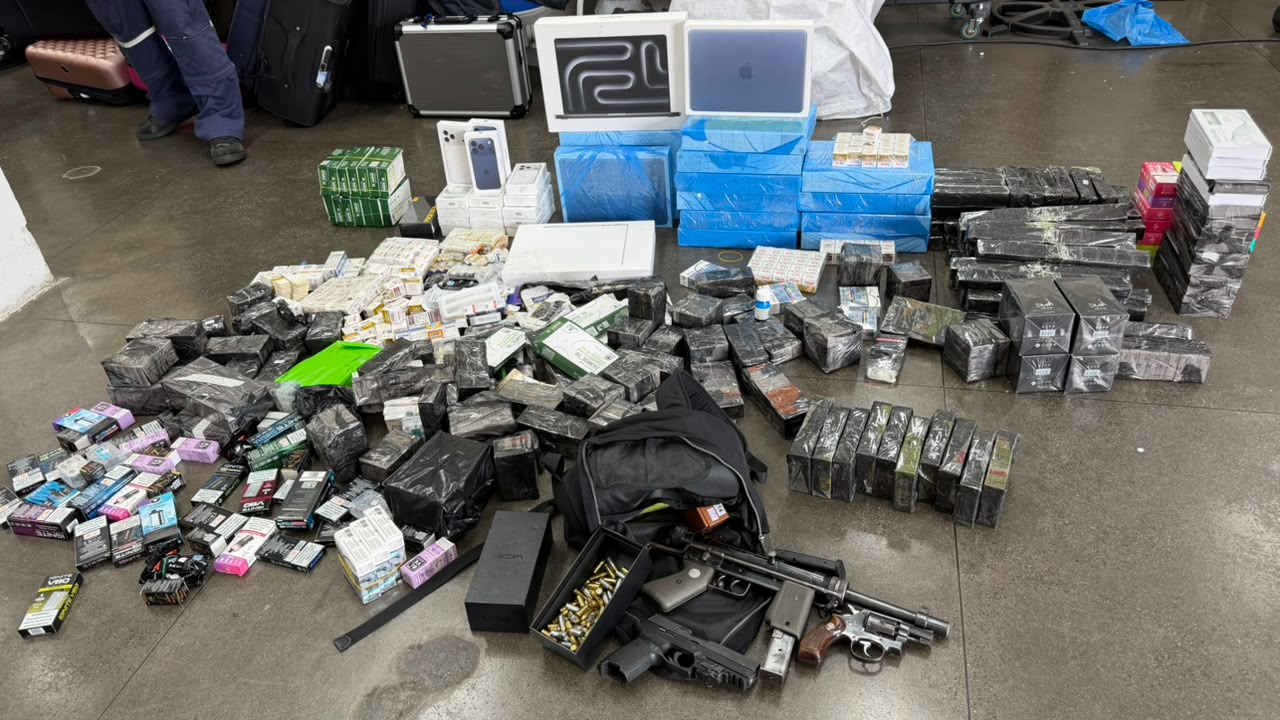 Armas de fogo, droga e eletrônicos são apreendidos em ônibus de turismo em SC