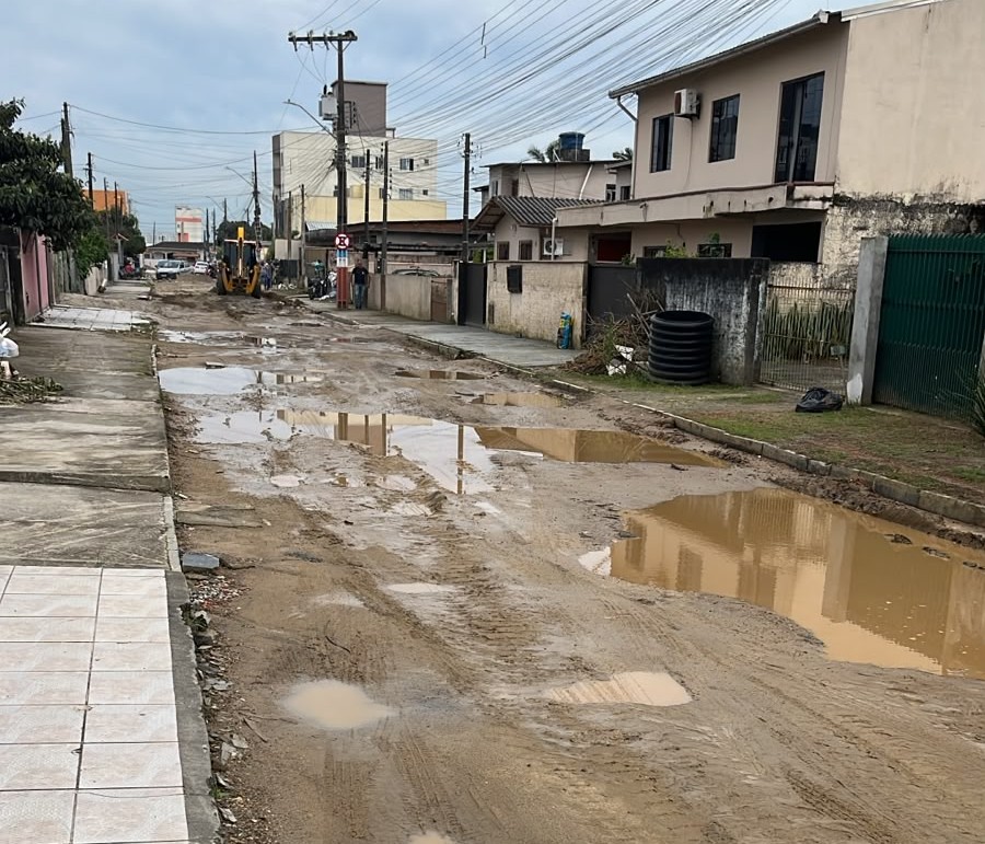 Asfaltamento de rua em obras no Centro de Navegantes deixa moradores insatisfeitos por falta de regularidade no serviço