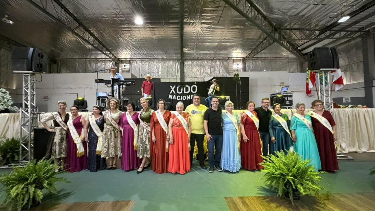 Baile da Rainha celebra representantes dos grupos da melhor idade de Indaial