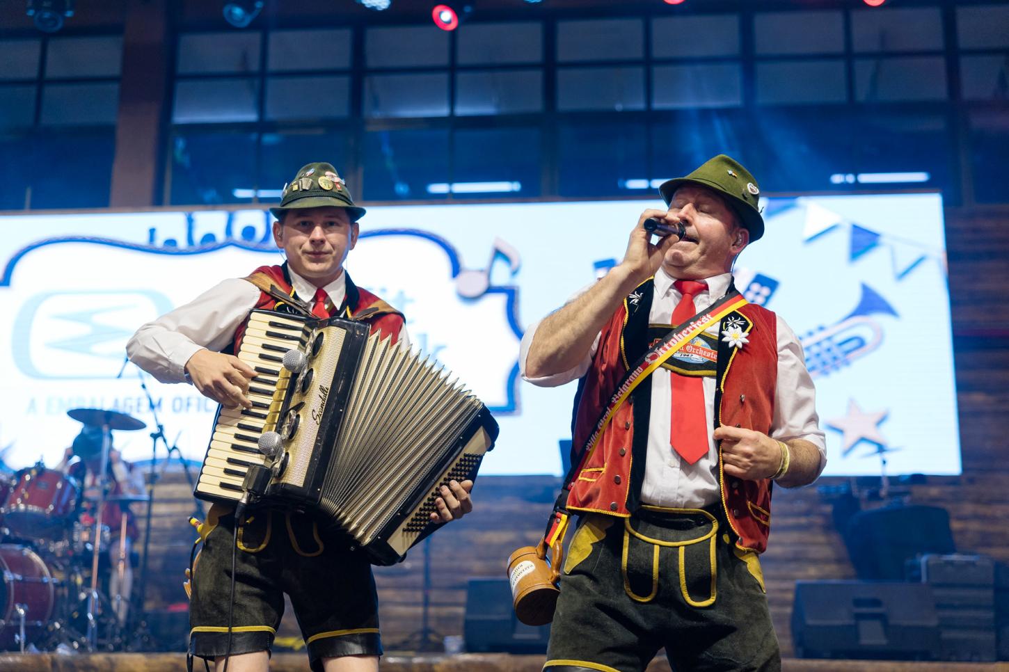 Bandas internacionais animam a reta final da Oktoberfest Blumenau