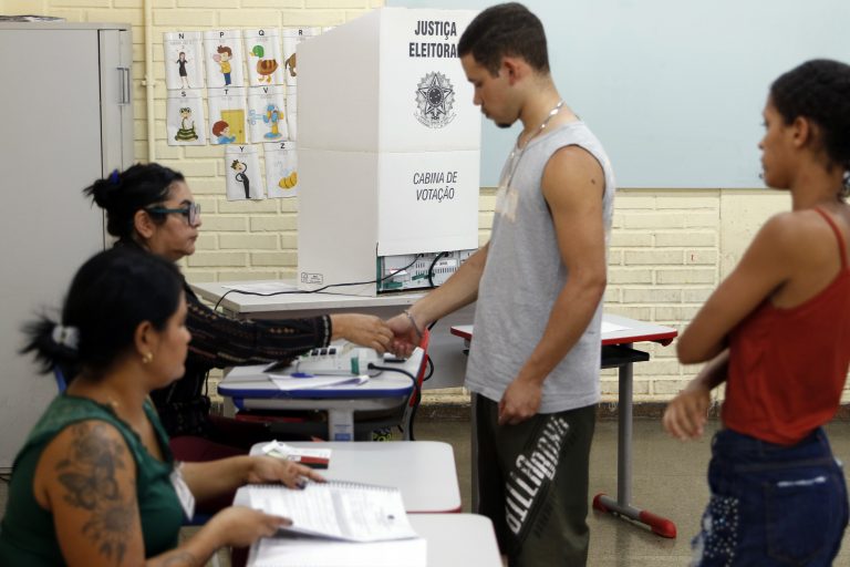 Brasileiros retornam às urnas neste domingo para definir presidente e governadores
