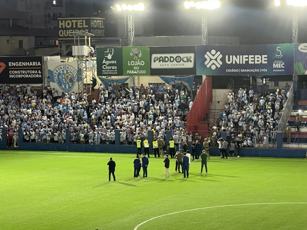 Brusque x Paysandu é adiado por superlotação e falta de segurança no setor da torcida visitante no Augusto Bauer