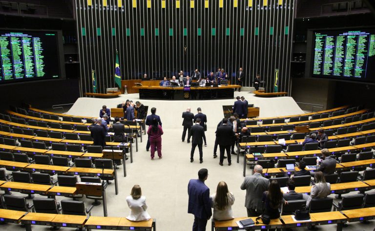 Câmara dos deputados vota nova resolução bancária e regras para drones