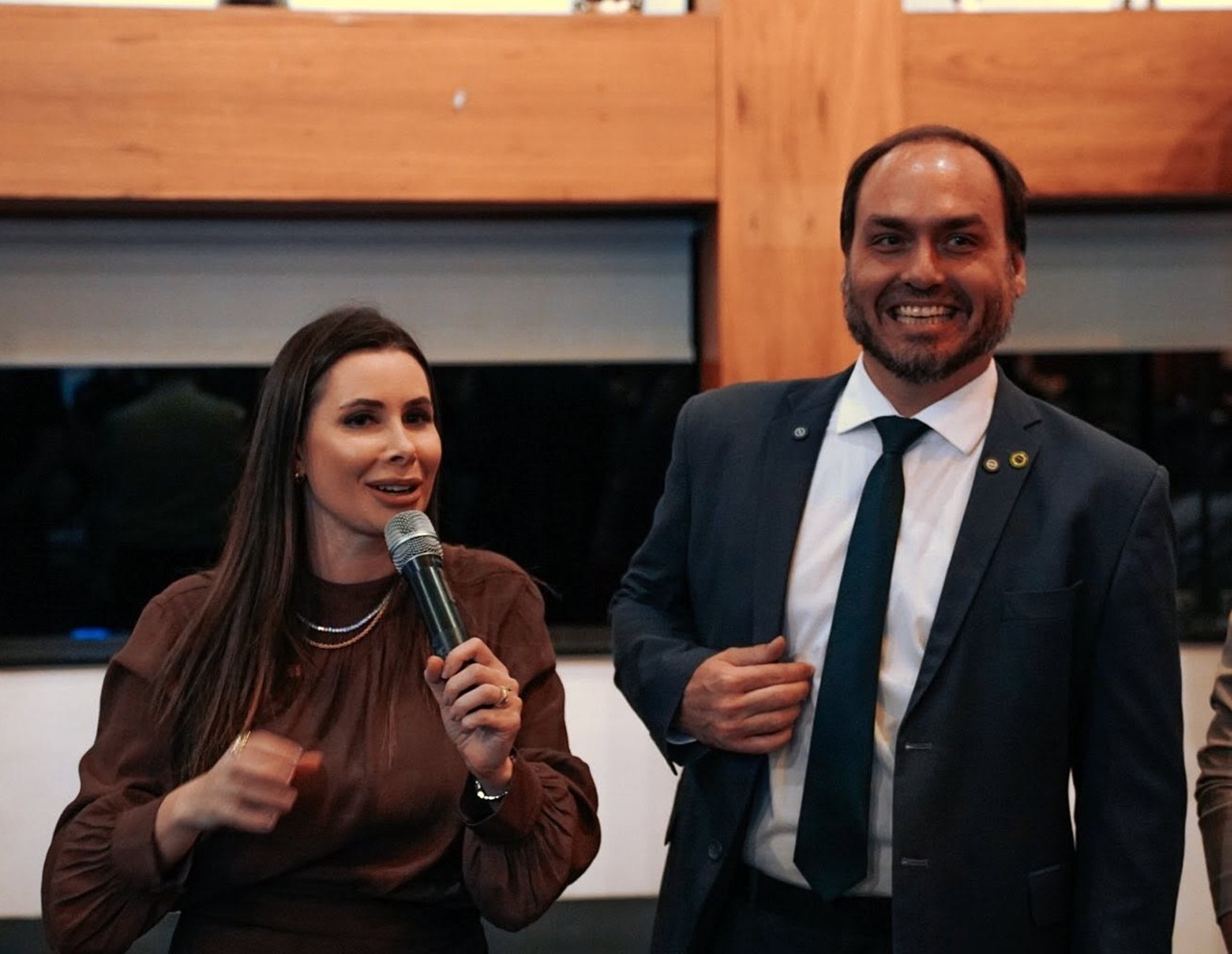 Carol de Toni e Carlos Bolsonaro garantem as vagas no Senado por Santa Catarina