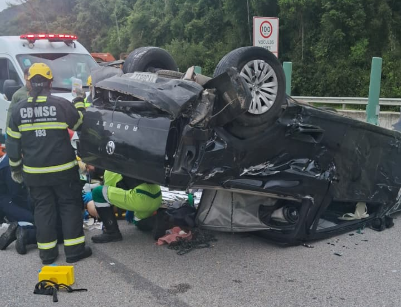 Carro capota após colisão com caminhão na BR-101, em São José