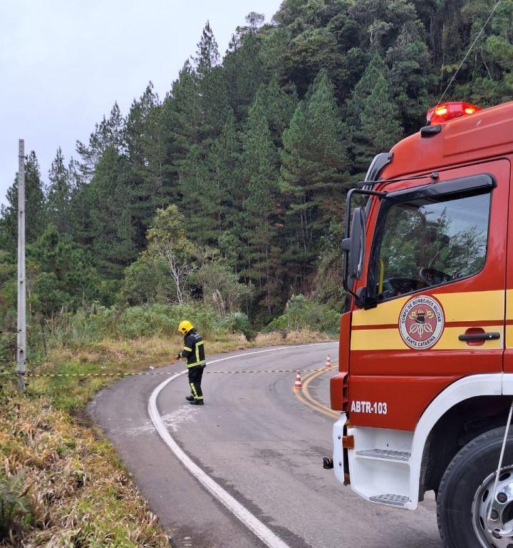 Carro e carreta-tanque colidem na SC-110 entre Pomerode e Rio dos Cedros; suspeita de vazamento mobiliza bombeiros