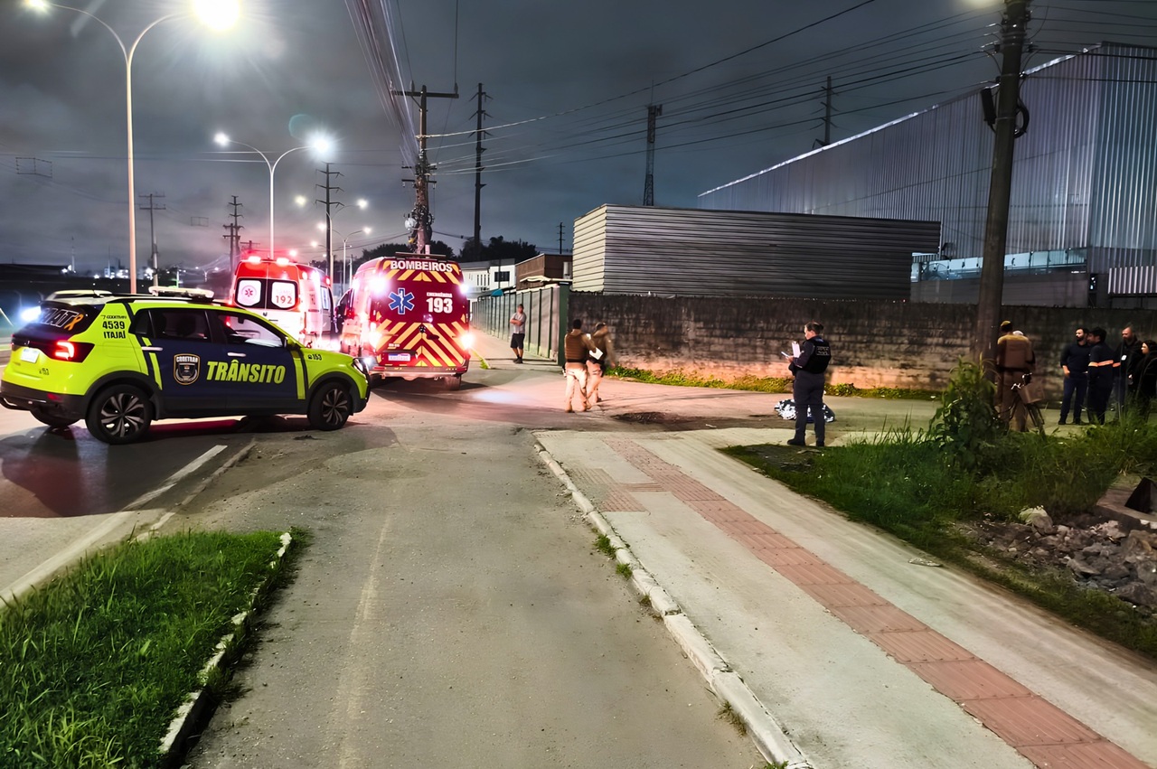 Ciclista morre atropelado por caminhão em Itajaí