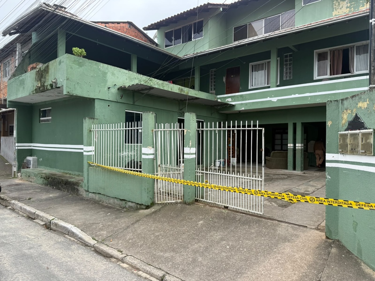 Colapso parcial provoca interdição de residência e 30 moradores são encaminhados para abrigo em Balneário Camboriú
