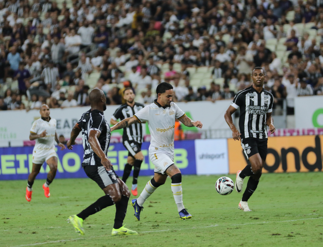 Criciúma perde para o Ceará e aumenta pressão na Série B
