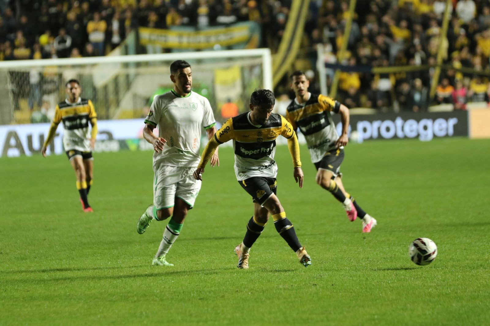Criciúma vence o América-MG e se recupera na Série B