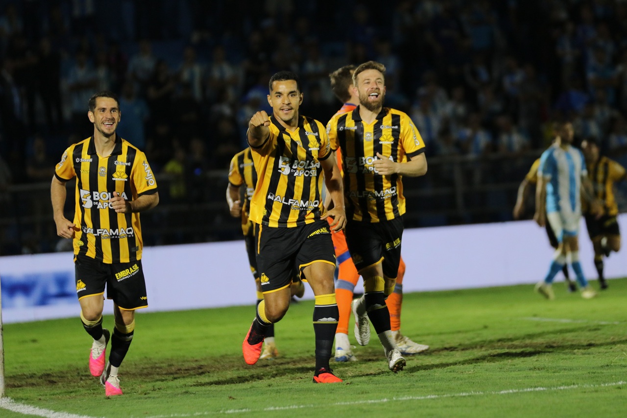 Criciúma vence o Londrina e segue na briga pelas primeiras posições no Brasileirão da Série B