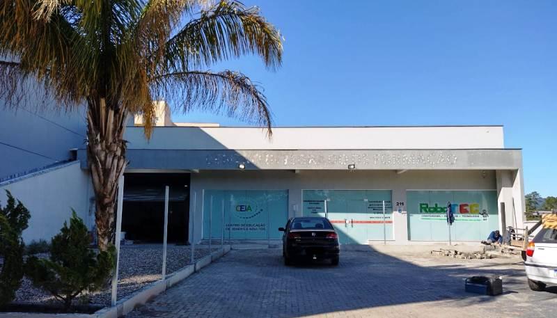 CRISE NA EDUCAÇÃO DE INDAIAL? Vereadora denuncia falta de merenda e afirma que professores e alunos estariam limpando salas de aula