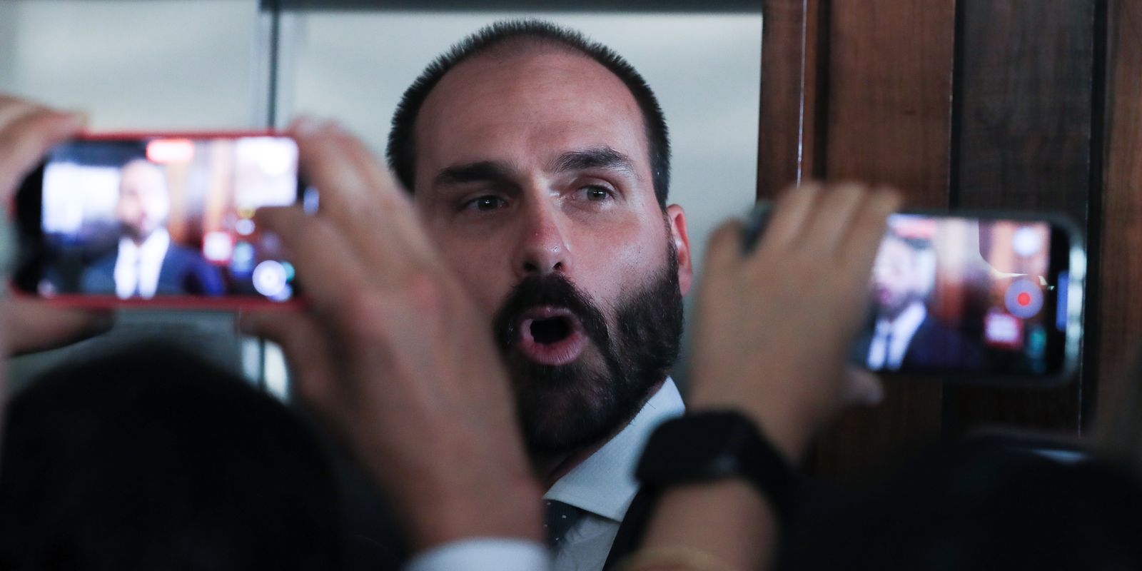 Eduardo Bolsonaro consta como pendente de prisão em cadastro nacional