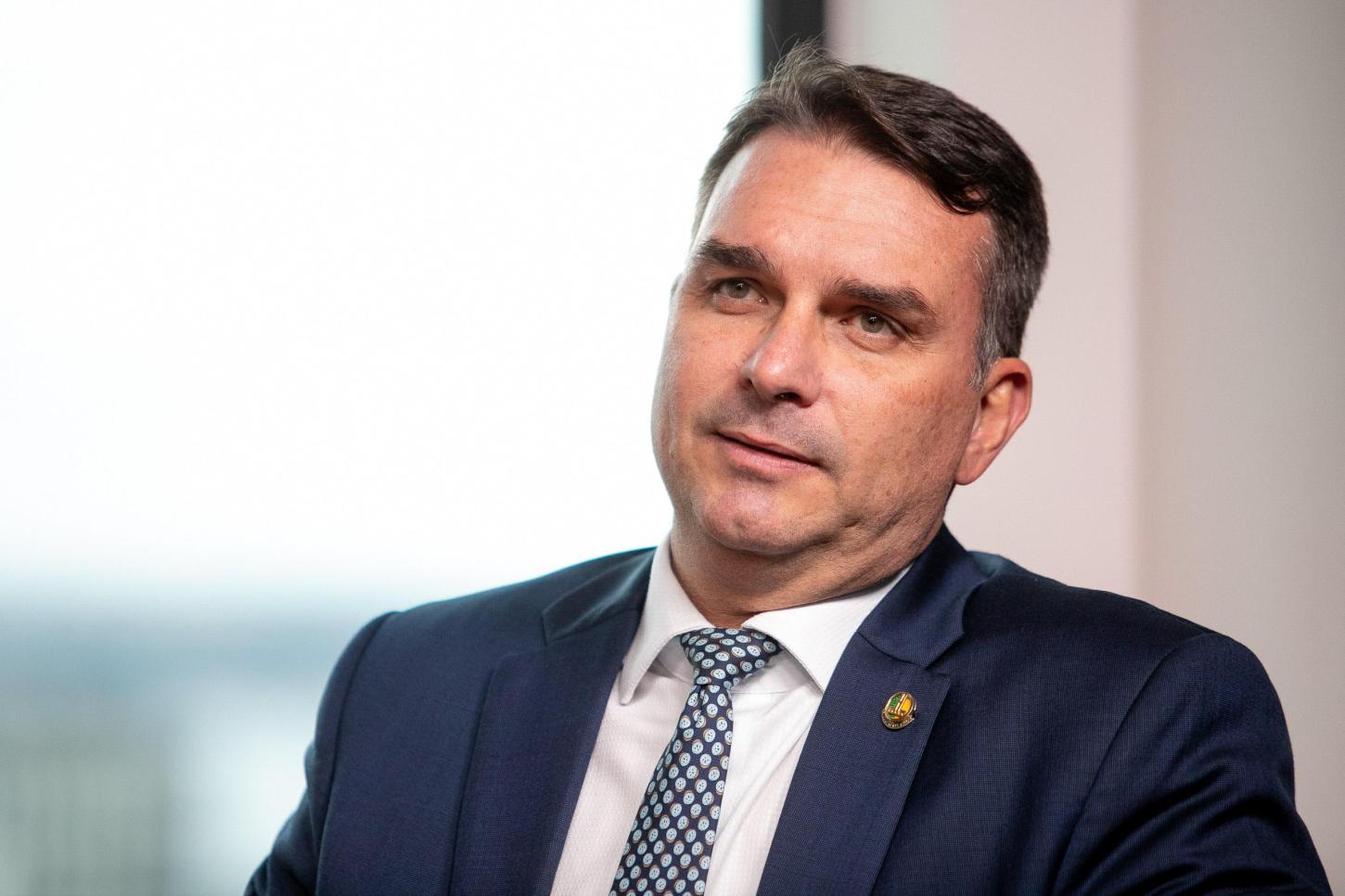 Enquanto brasileiros morriam na pandemia, Flávio Bolsonaro teria participado de festa em lancha com empresários da Covaxin e garotas de programa